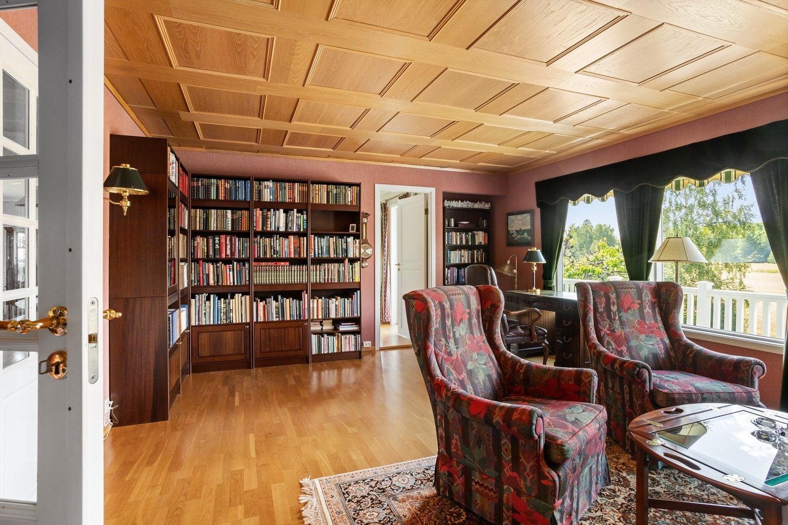 Dette rommet ligger i senter av hovedetasjen, mellom hovedstuen og spisestuen. Det er tilkomst fra trappegangen til rommet via dobbeltfløyede glassdører som setter et fint særpreg til rommet. Galleribilde