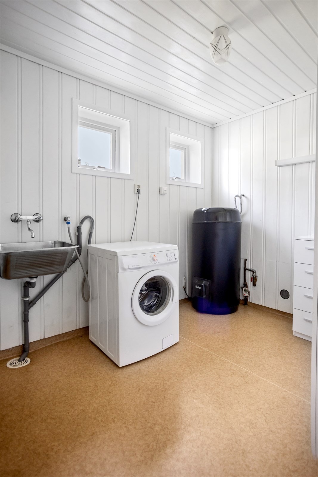 Vaskerommet ligger strategisk plassert med inngang fra entreèn i sokkeletasjen og har dermed lettvint tilkomst til hagen via husets hovedinngangsdør. Galleribilde