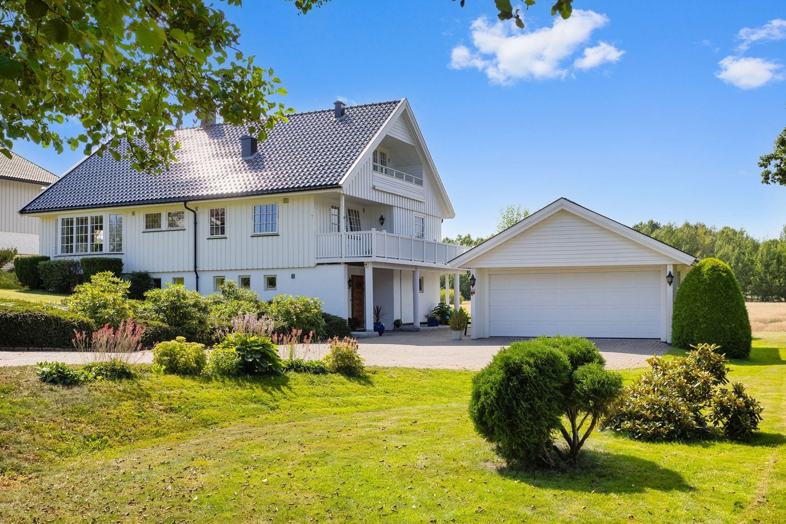 På en svært solrik og nøysommelig opparbeidet selveiertomt, finner du dette svært innholdsrike og huset som dekker behov for selv de "mest kresne" hvor gjennomgående svært store rom preger hjemmets inndeling over tre etasjeplan. Galleribilde