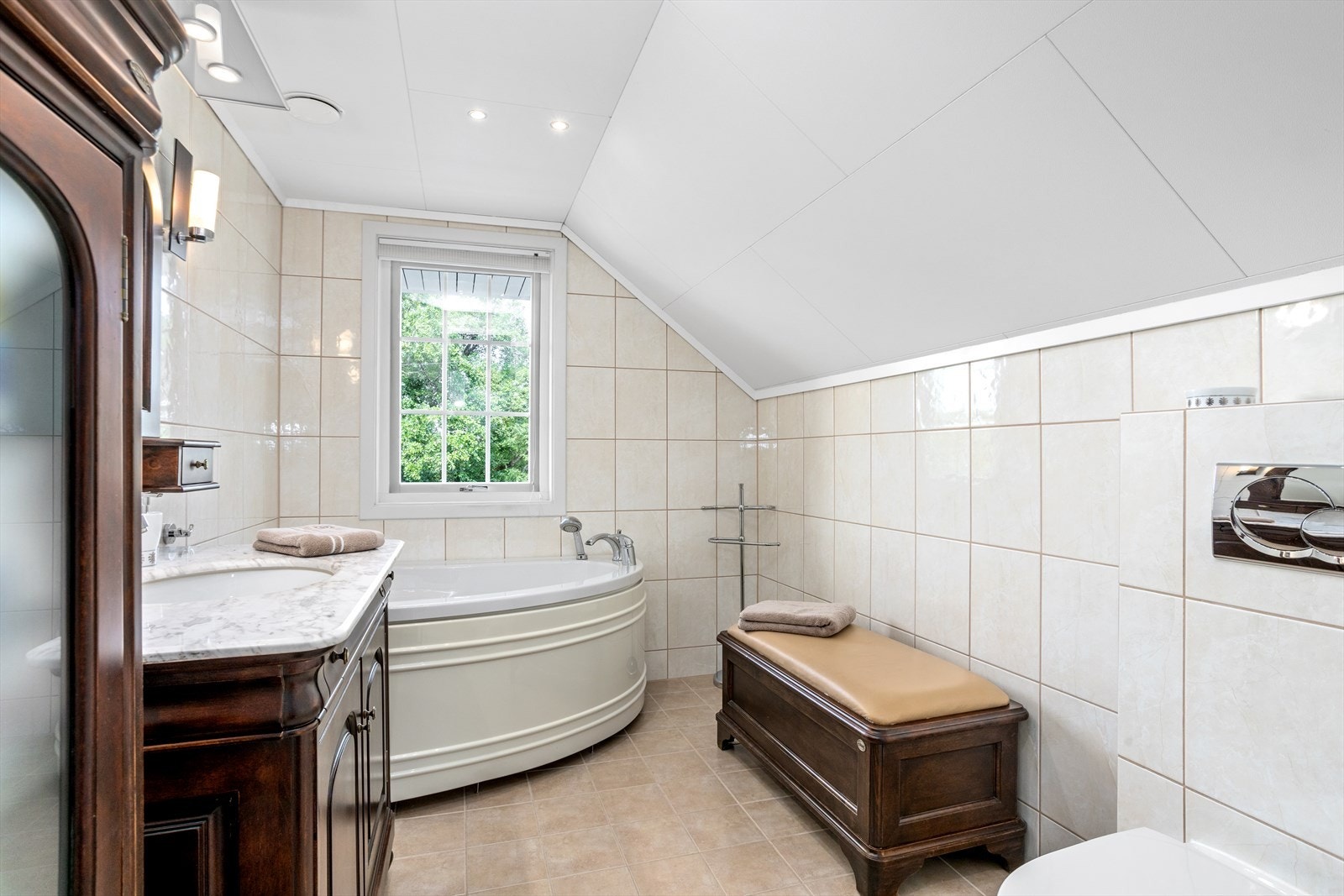 Baderommet i 2. etasje er rehabilitert i 2009 hvor alt er "strippet ned" og fornyet. Her møter man et lyst, romslig og delikat velværerom, sentralt plassert i øverste etasje med lettvint tilkomst fra soverommene. Galleribilde