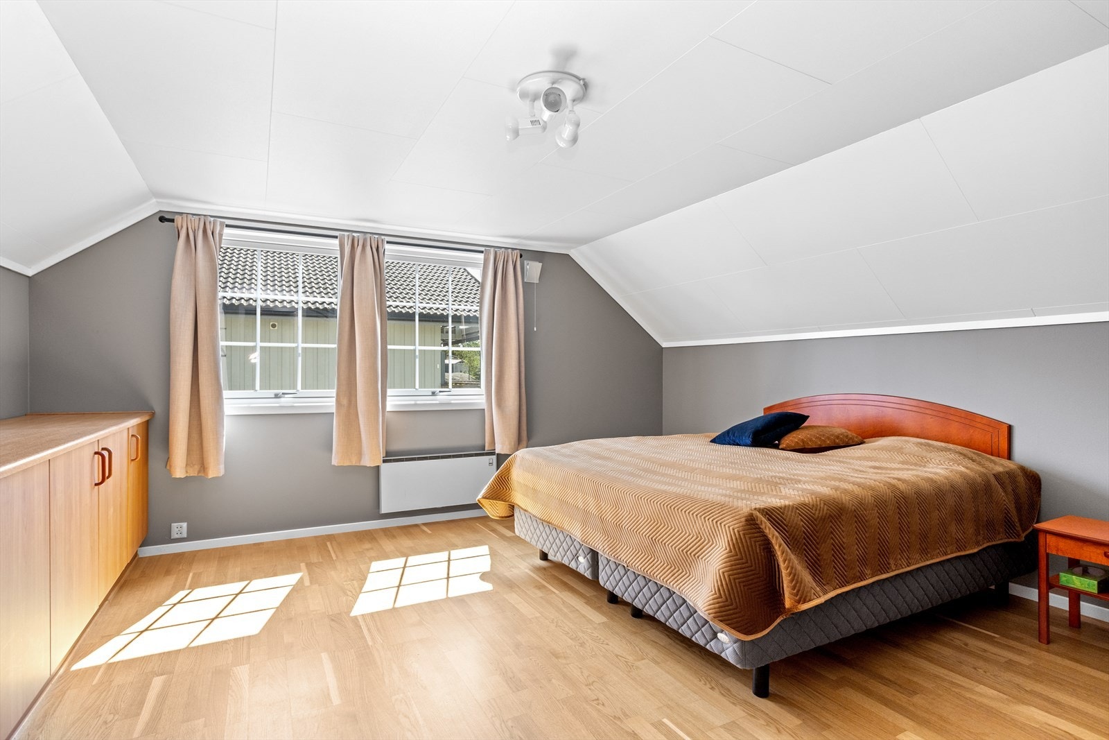 Etasjens største soverom ligger i sydenden av etasjen. Her møter man et ekstra stort med sydvendte vinduer og god plass til både dobbeltseng og oppbevaringsmøbler. Det er også god plass til f.eks. et arbeidsbord hvis ønskelig. Galleribilde