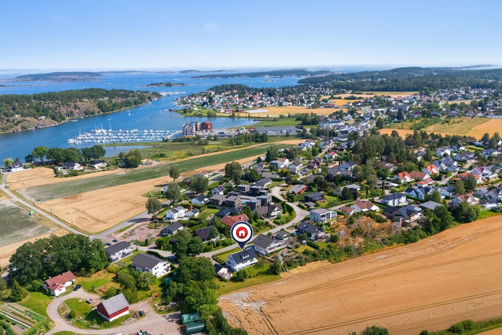 Eiendommen vender ut mot innmark og naturskjønt område i vest så dette er virkelig beliggheten for deg som søker det sentrale men likevel fredelige i en og samme eiendom. Galleribilde