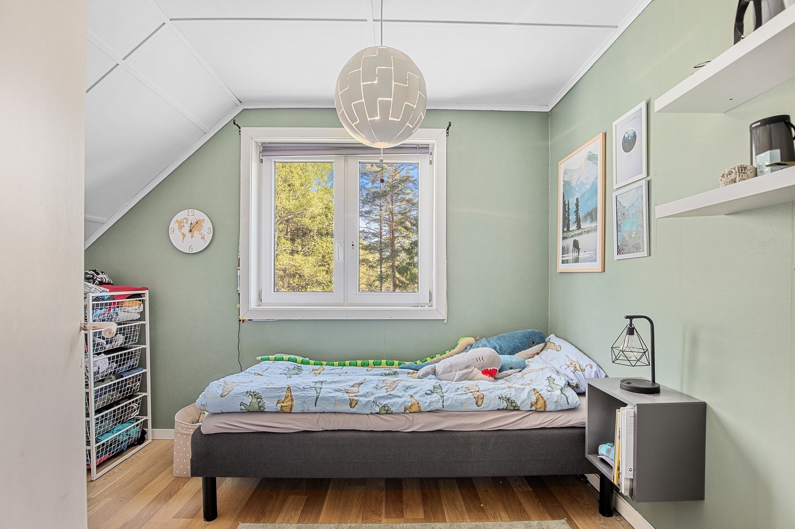 Soverommene er pene med god plass til dobbletseng og kommoder og/eller gardero Galleribilde