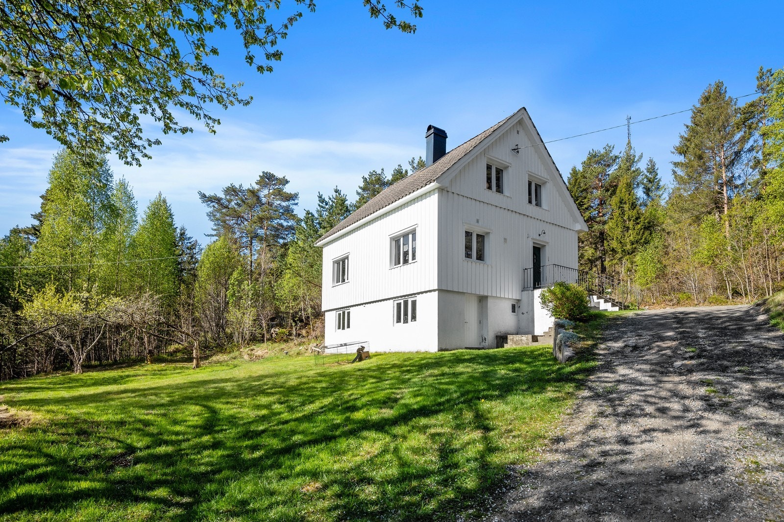 Stor hage med en solrik og usjenert beliggenhet. Huset har tre etasjer med innredet 1. og 2.etasje. Galleribilde