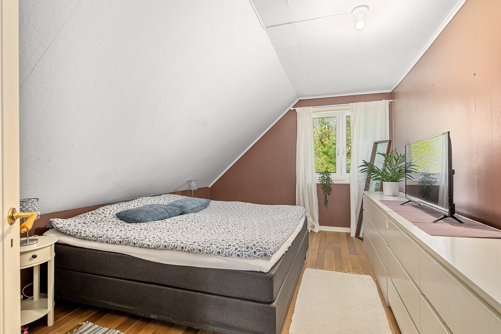 Soverommene er pene med god plass til dobbletseng og kommoder og/eller garderobe. Galleribilde