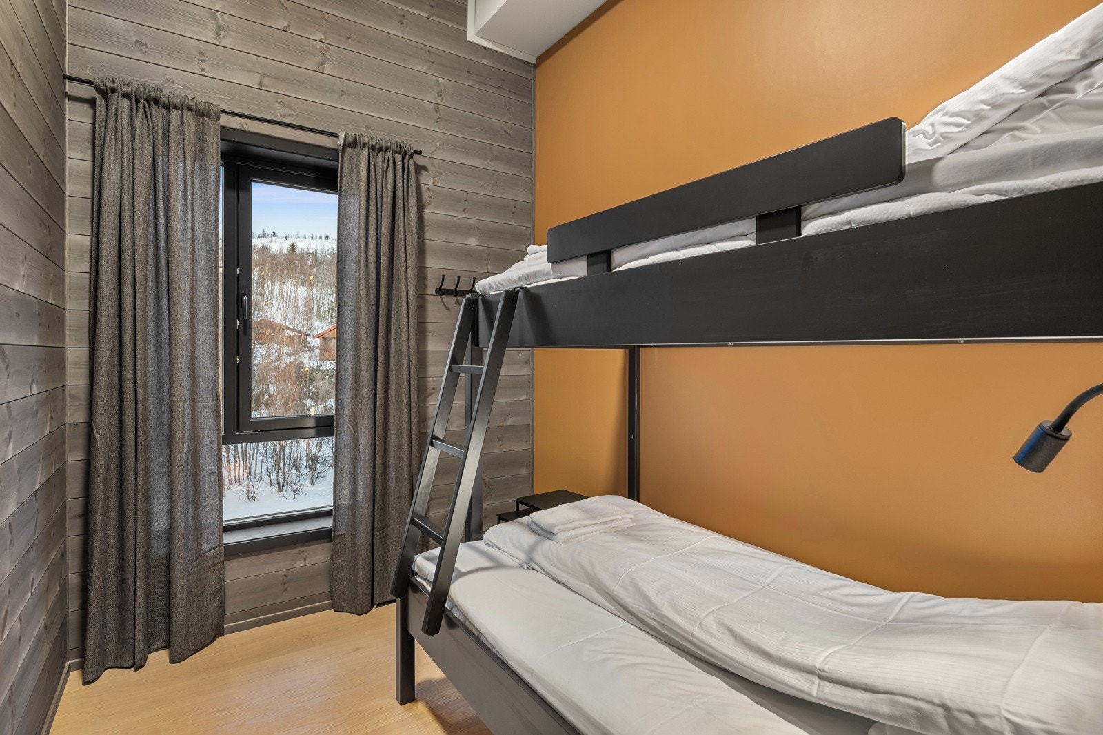 Soverom 3 med familiekøyeseng, gardiner og lamper som medfølger. Galleribilde