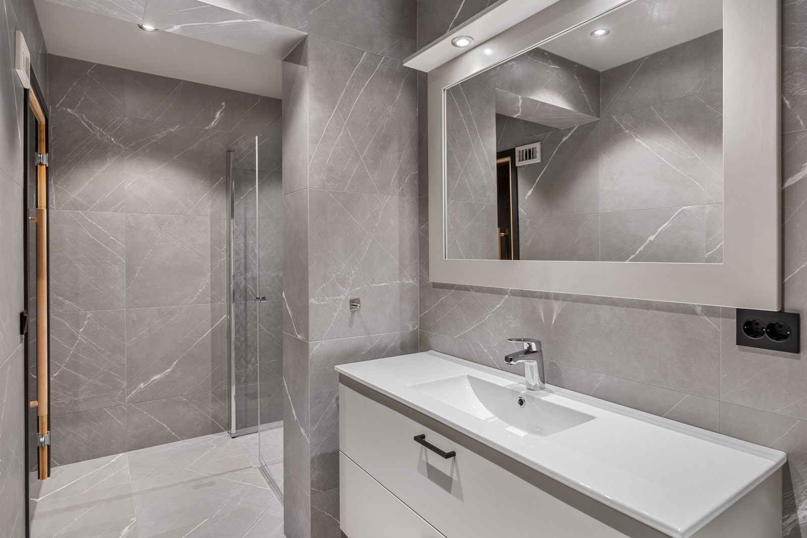 Badet har i tillegg opplegg for vaskemaskin og direkte adkomst til badstuen. Galleribilde