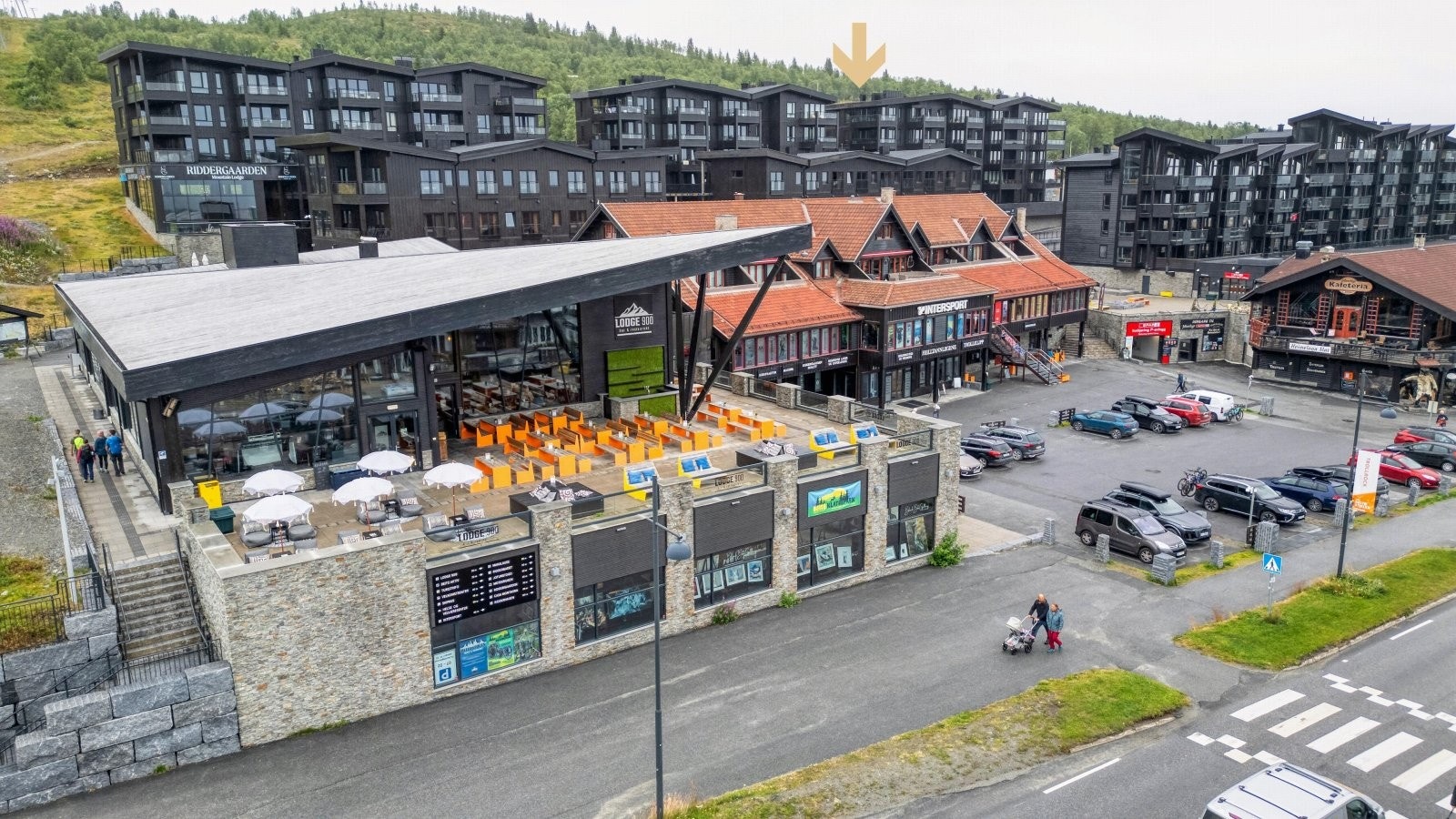 Leiligheten ligger noe tilbaketrukket, men samtidig i umiddelbar nærhet til flere spisesteder, cafeer, dagligvarebutikk, sportsbutikker med mer. Galleribilde