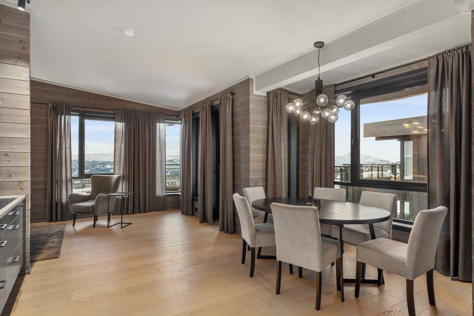 Innvendig oppleves leiligheten meget lekker med en gjennomgående god standard på materialvalg og utførelse. Galleribilde