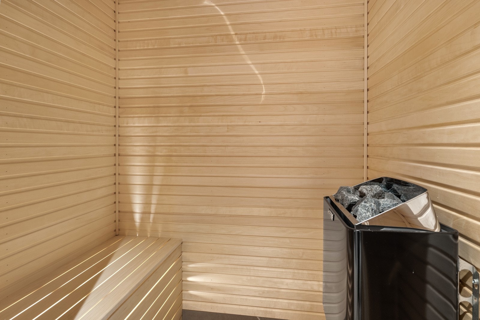 Badstuen er innredet med sittebenk med integrert belysning og badstueovn. Galleribilde