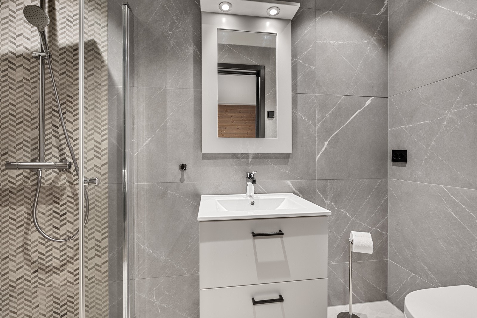 Leiligheten har to meget delikate bad/wc. Dette badet ligger i suiteløsning med hovedsoverommet. Galleribilde