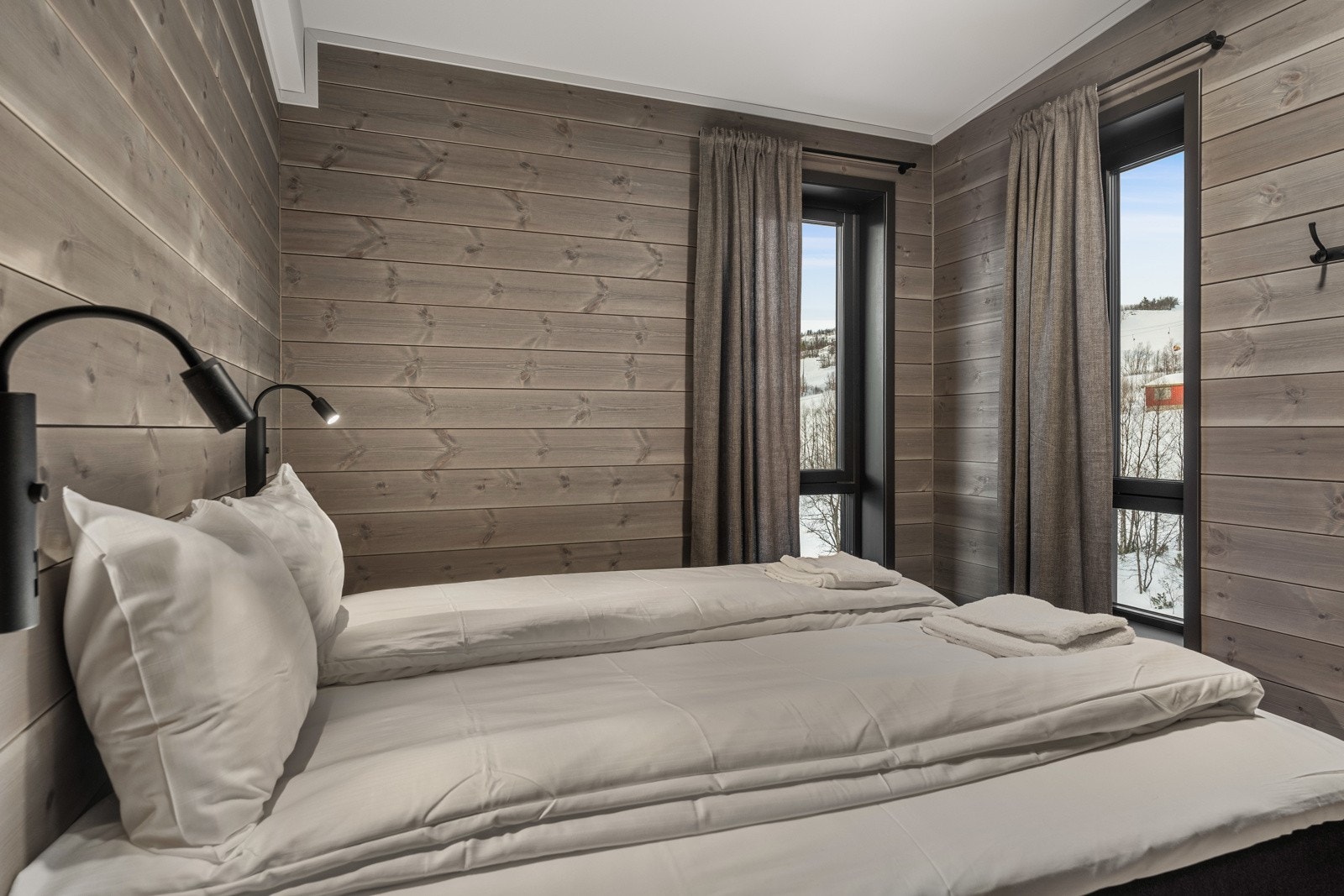 Leiligheten har tre gode soverom, alle innredet med senger, gardiner og lamper som medfølger leiligheten. Galleribilde