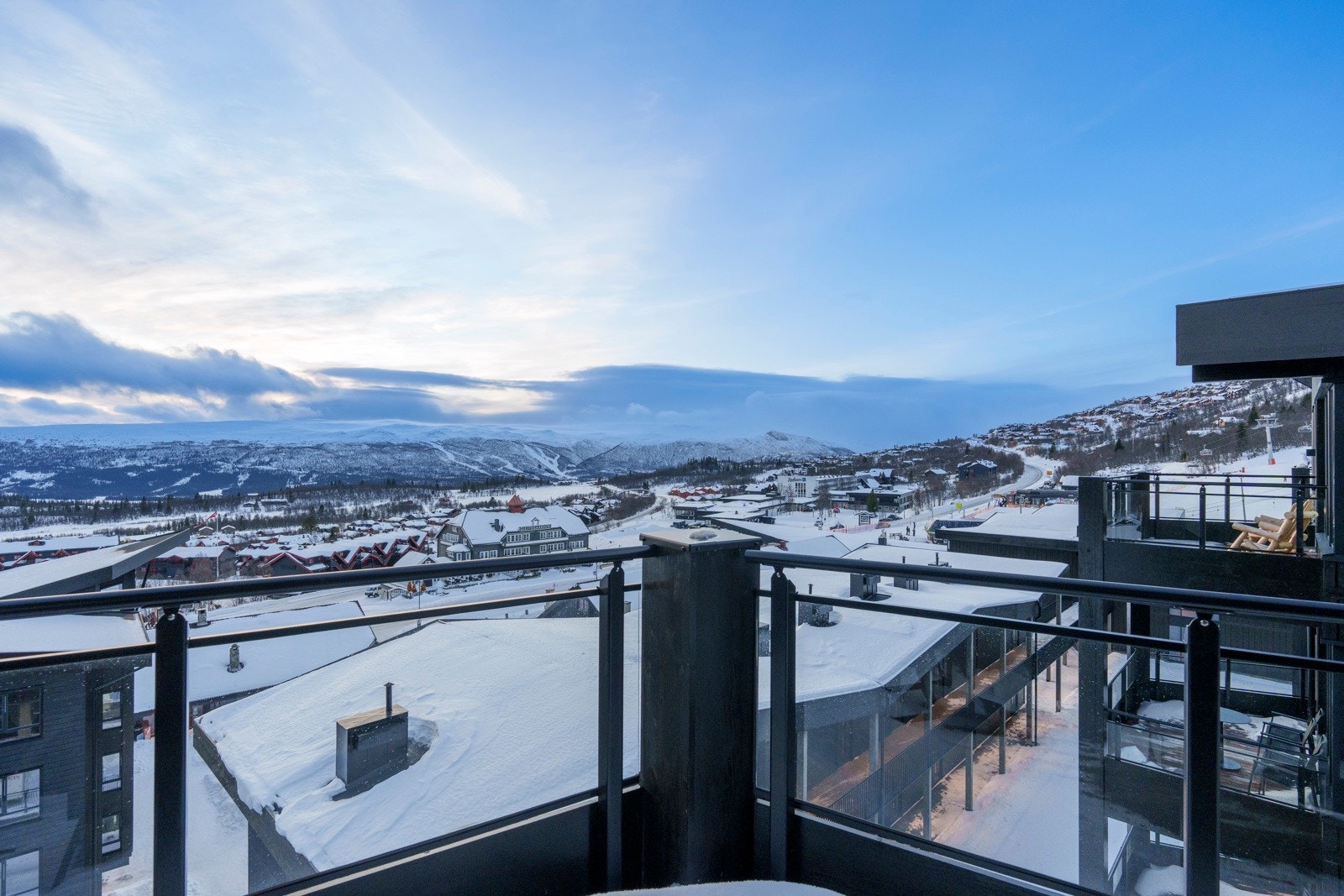 Fra stuen er det utgang til sydvendt balkong på 15 kvm med gode solforhold og spektakulær utsikt mot fjellene. Galleribilde