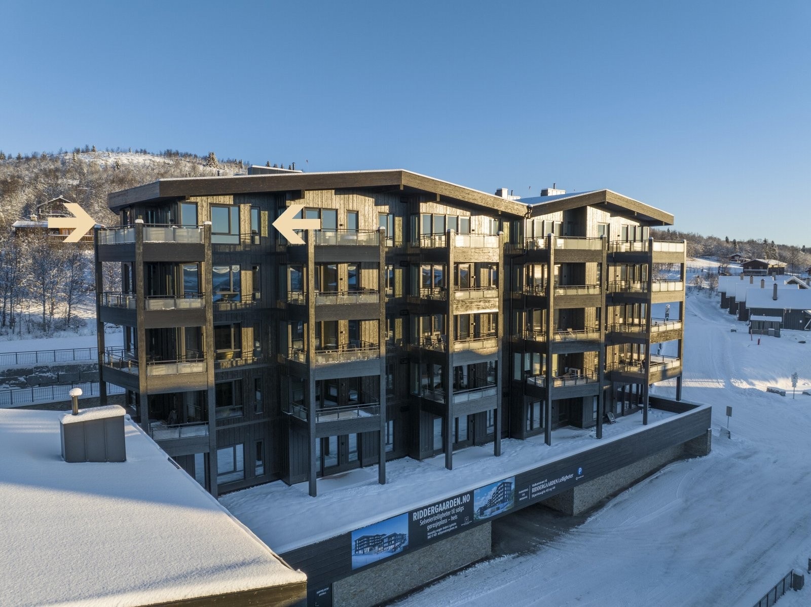 Toppleiligheten ligger høyt og meget flott til i byggets 7. etasje (5. etasje fra bakkeplan). Galleribilde