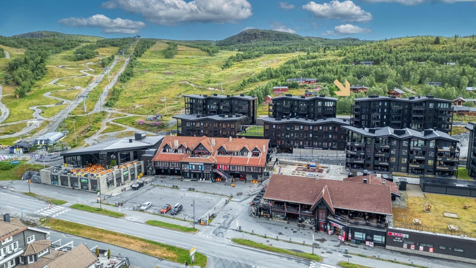 Her ligger alpinbakkene, langrennsløyper, restauranter, puber, dagligvarebutikk med mer i umiddelbar nærhet. Galleribilde