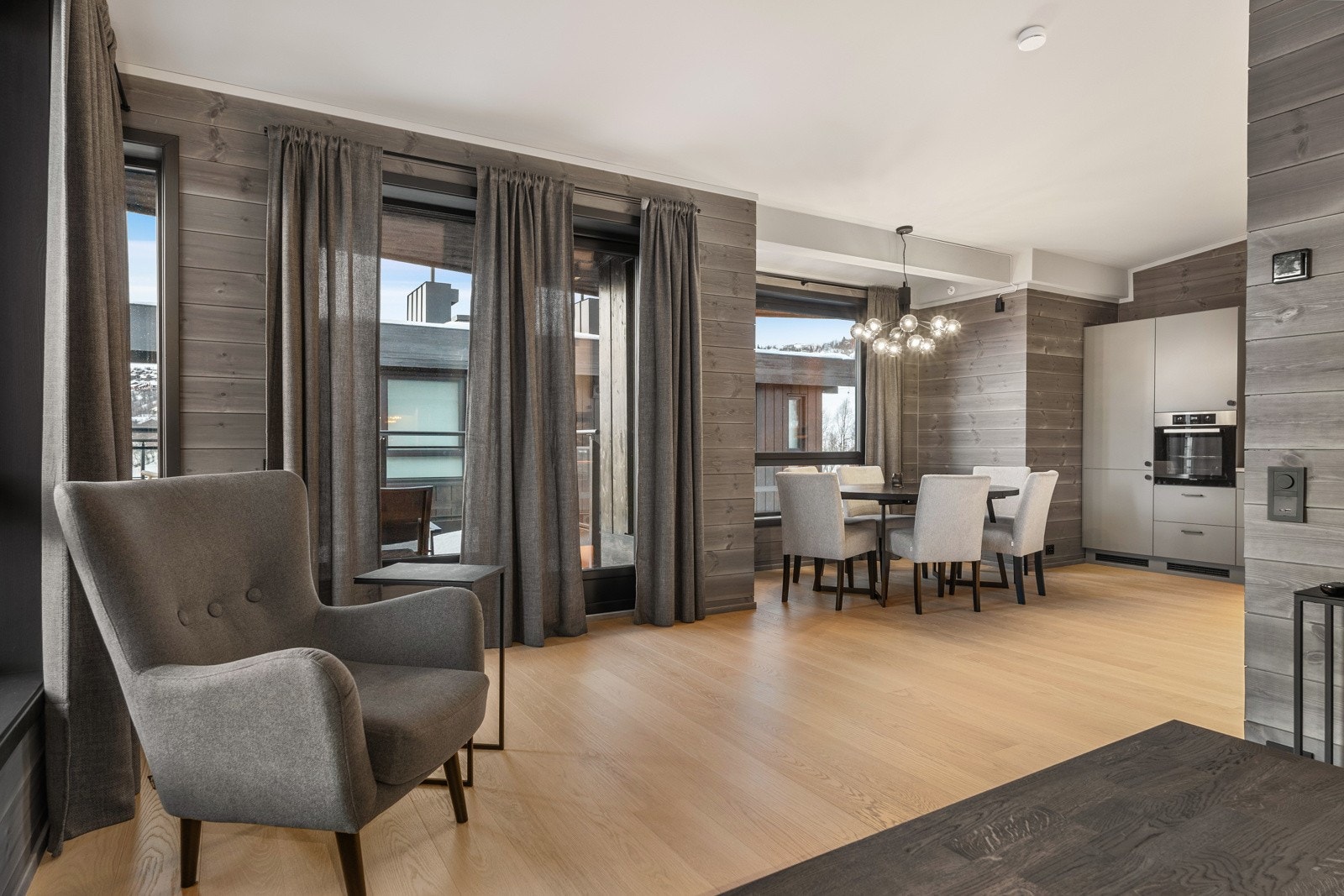 Stuen og kjøkkenet ligger i åpen løsning og har en romslig planløsning med god plass til møblement. Galleribilde