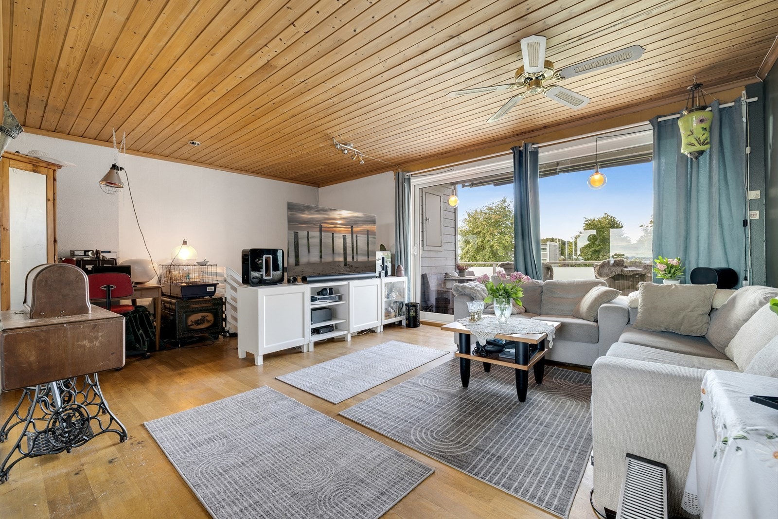 Stuen oppleves som lys og luftig med rikelig med naturlig lysinnslipp fra de store vindusflatene. Galleribilde