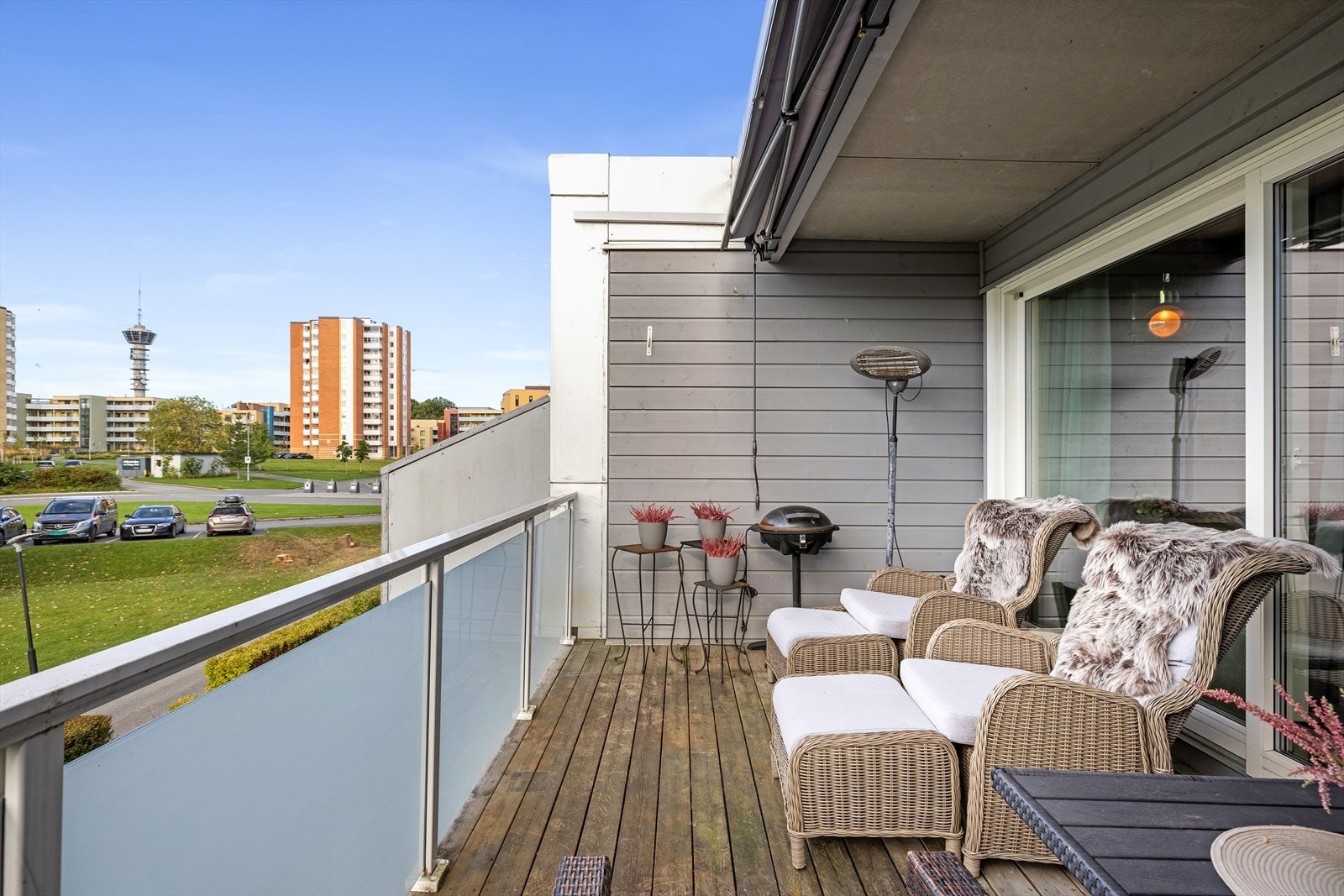 Fra balkongen er det er pen utsikt mot friske og opparbeide grøntarealer. Her er det plass til ulike møbleringsoner for å samle venner og familie. Galleribilde