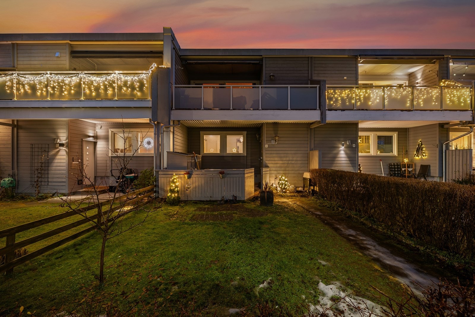 Eiendommen ligger i et sentrumsnært område ca. 11 minutter unna Trondheim sentrum med bil. Galleribilde