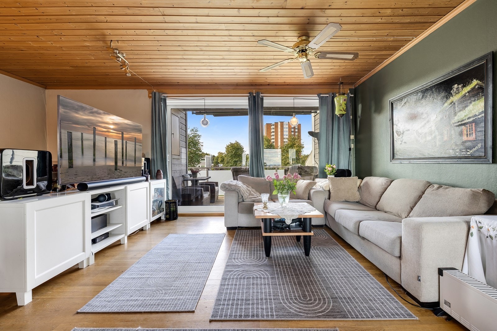 Romslig og gjennomlys stue. Galleribilde