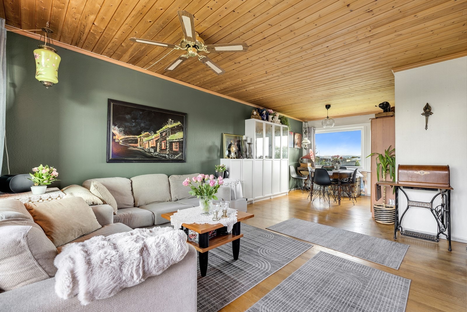 Kort vei til fasiliteter som dagligvarebutikker, treningssenter, marka, skole, barnehage m.m Galleribilde