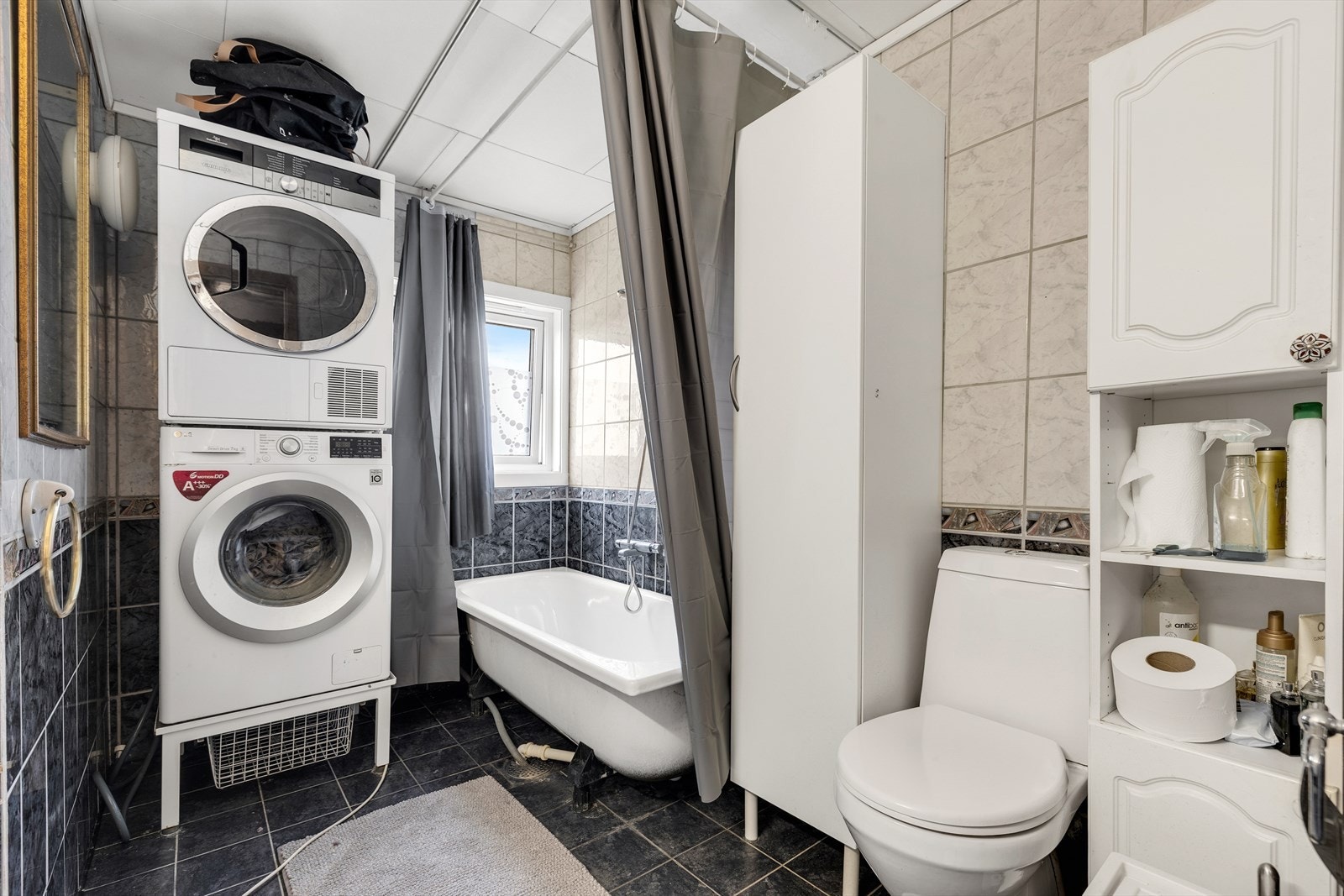 Badet er på 5,5 kvm med flislagt gulv og vegger. Galleribilde