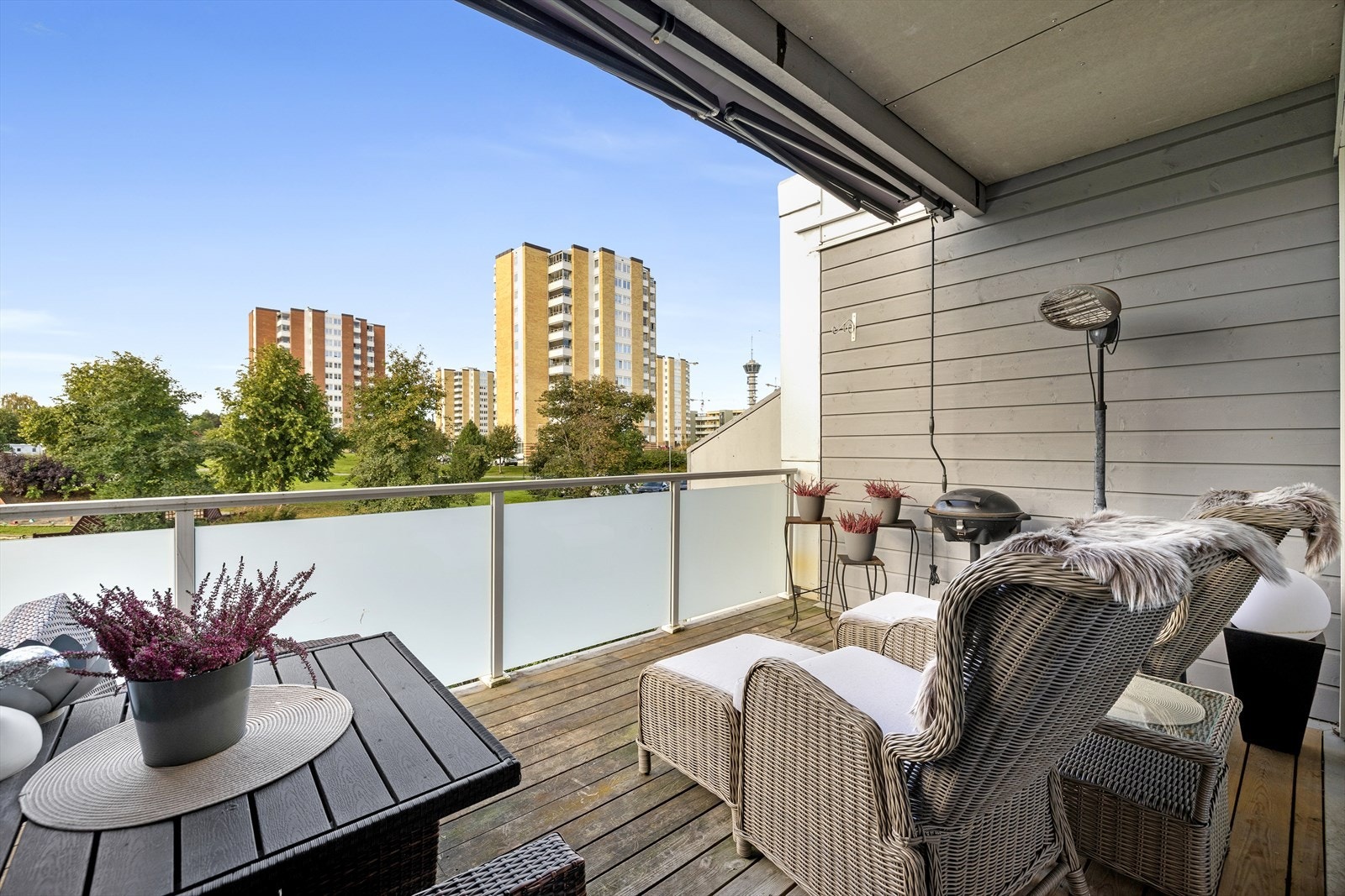 Balkongen er halvveis overbygd og oppleves som stor og lun, og innbyr til både rolige stunder i solveggen og lange, sosiale kvelder. Galleribilde