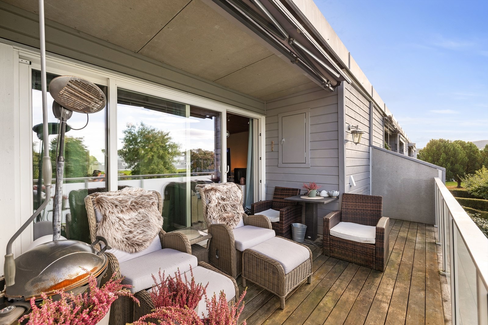 Balkongen byr på gode solforhold og lite innsyn. Galleribilde