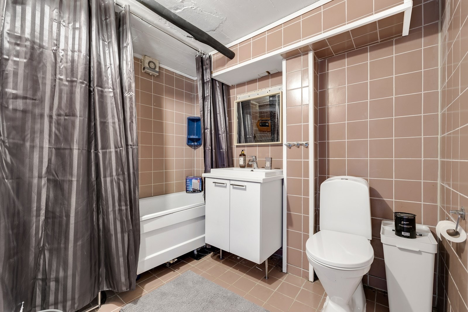 Praktisk bad i kjelleren på 4,5 kvm. Galleribilde