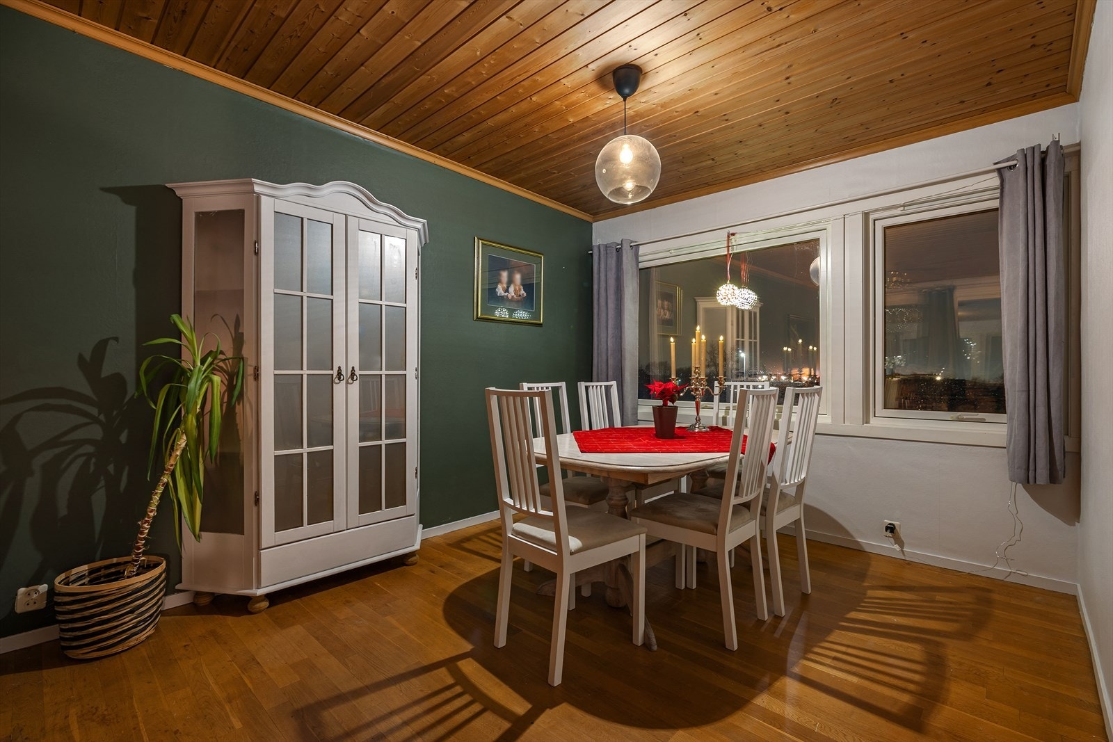 Boligen har egen garasje med god plass til lagring og oppbevaring. Galleribilde