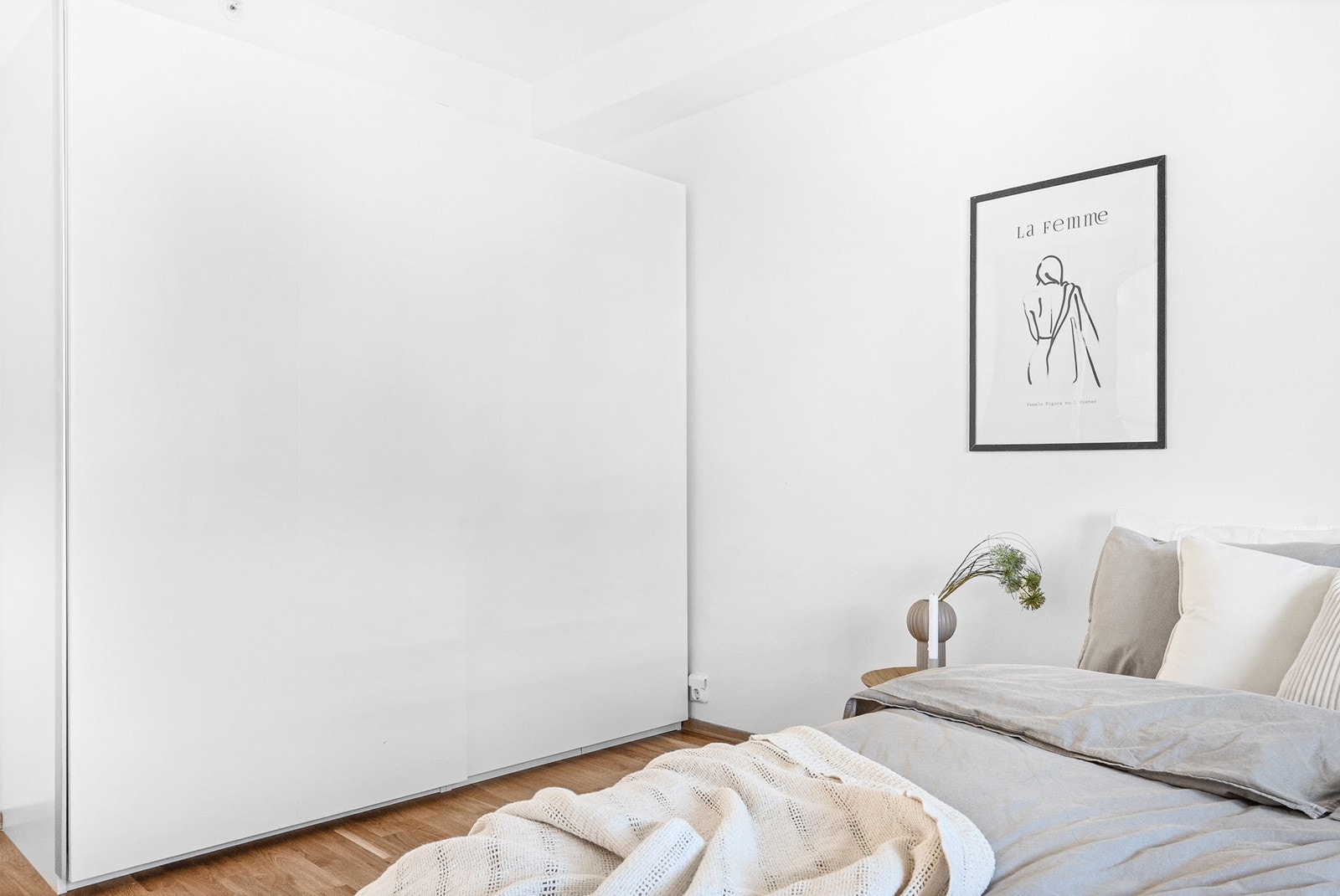 Rommet er innredet med garderobe for enkelt å holde orden i klær og tilbehør. Galleribilde