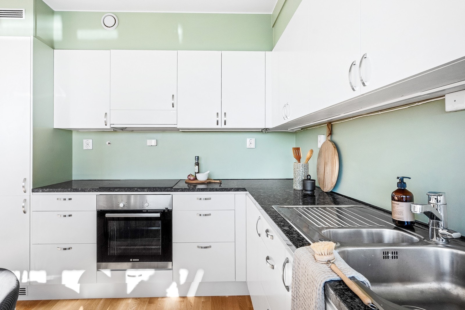 Hvitevarene er integrerte og består av platetopp, stekeovn, mikro, oppvaskmaskin og kombiskap kjøl/frys samtlige fra Bosh. Galleribilde