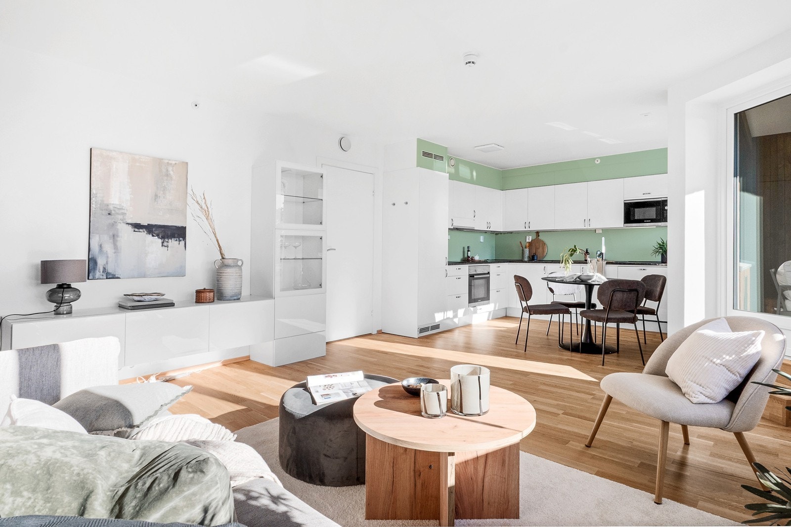 Utformingen gir naturlige soner for både sofagruppe og spiseplass. Galleribilde