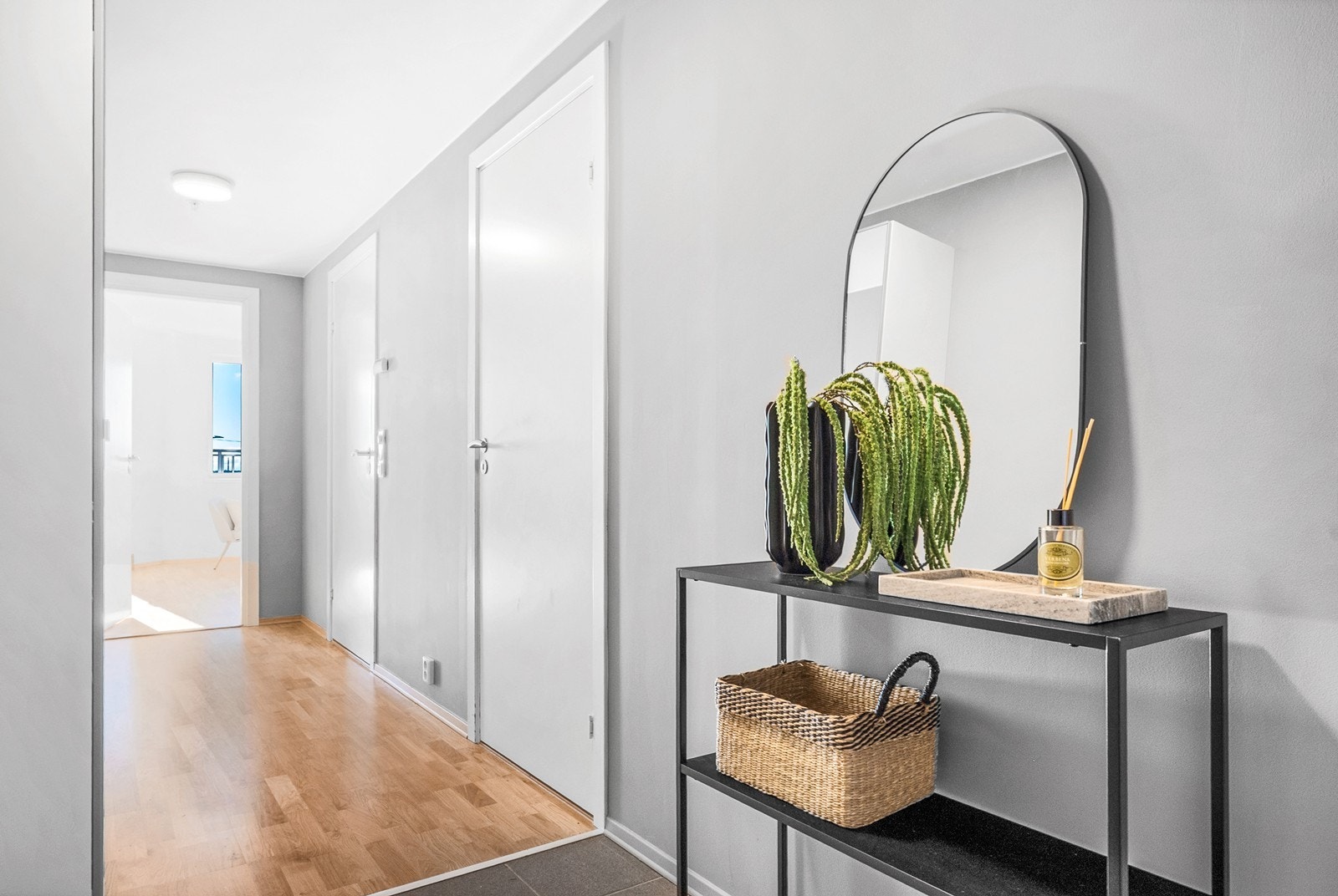 Fra gangen er det adkomst til en innvendig bod/teknisk rom med ekstra oppbevaringsplass og soverom. Galleribilde