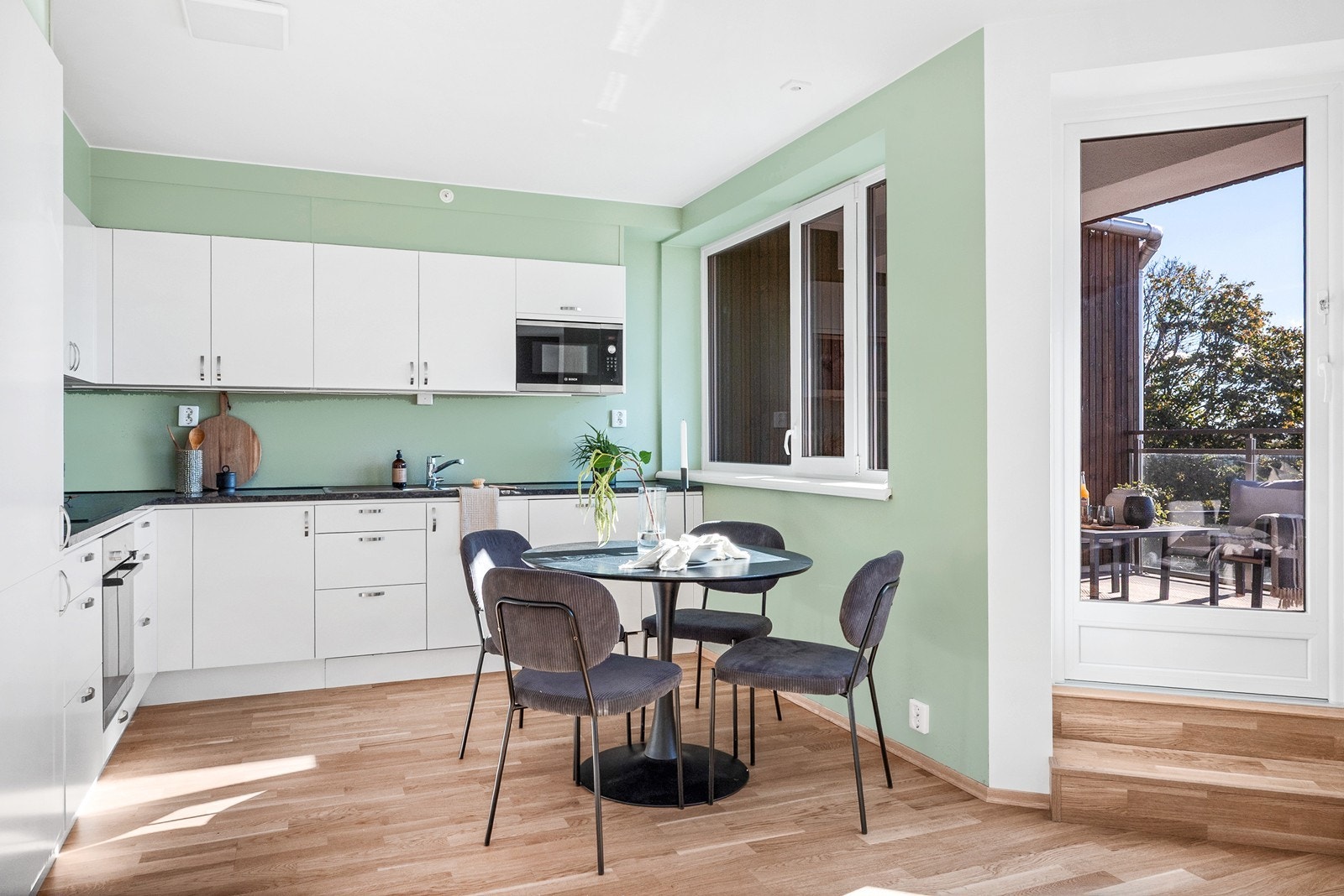 Dagens spiseplass ligger ved vinduet og gir enkel tilgang til balkongen. Galleribilde