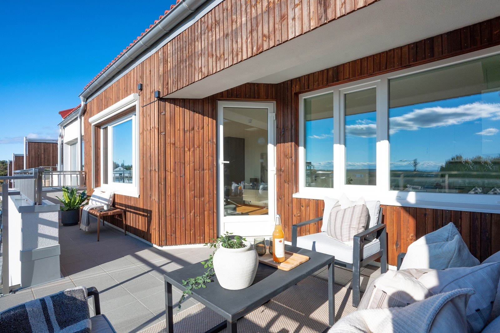 Balkongen har gode solforhold, flislagt gulv, god plass til møbler og er skjermet for innsyn. Galleribilde