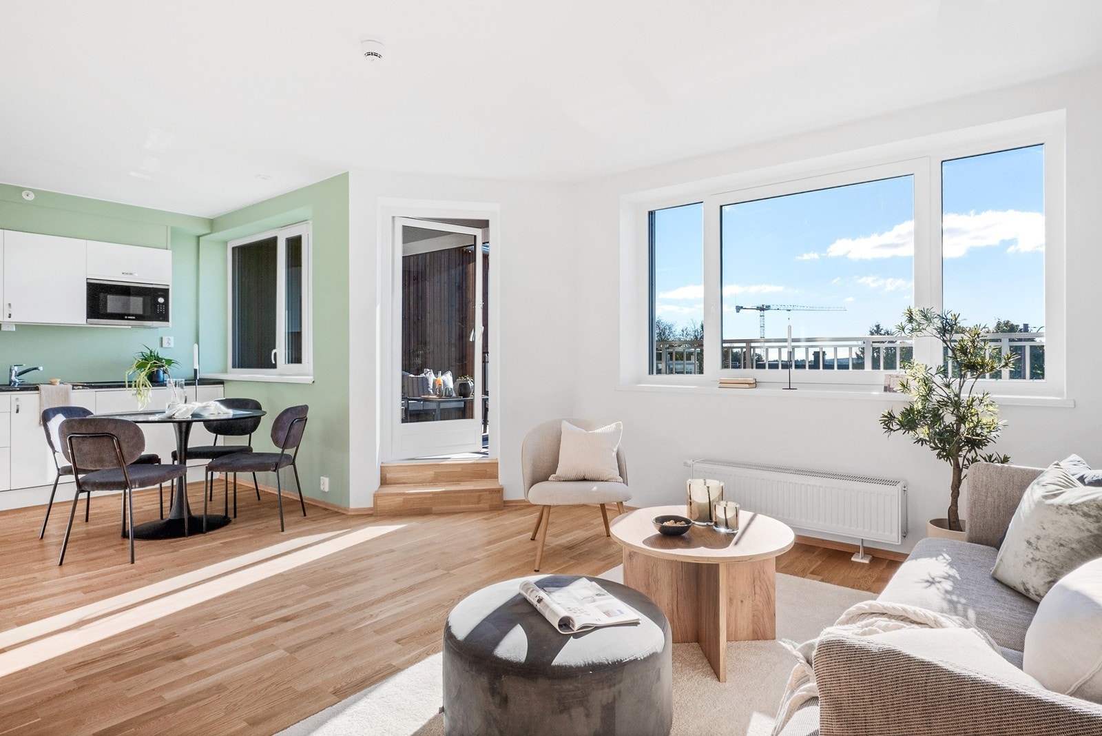 Stuen har store vestvendte vindusflater og tre stavs eikeparkett. Det er radiatorer tilkoblet varmepumpe. Galleribilde