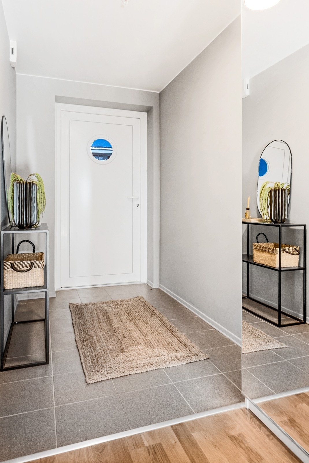 Vel inne i leiligheten møtes du av en lys og flislagt entré med garderobeløsning og plass til sittebenk. Galleribilde