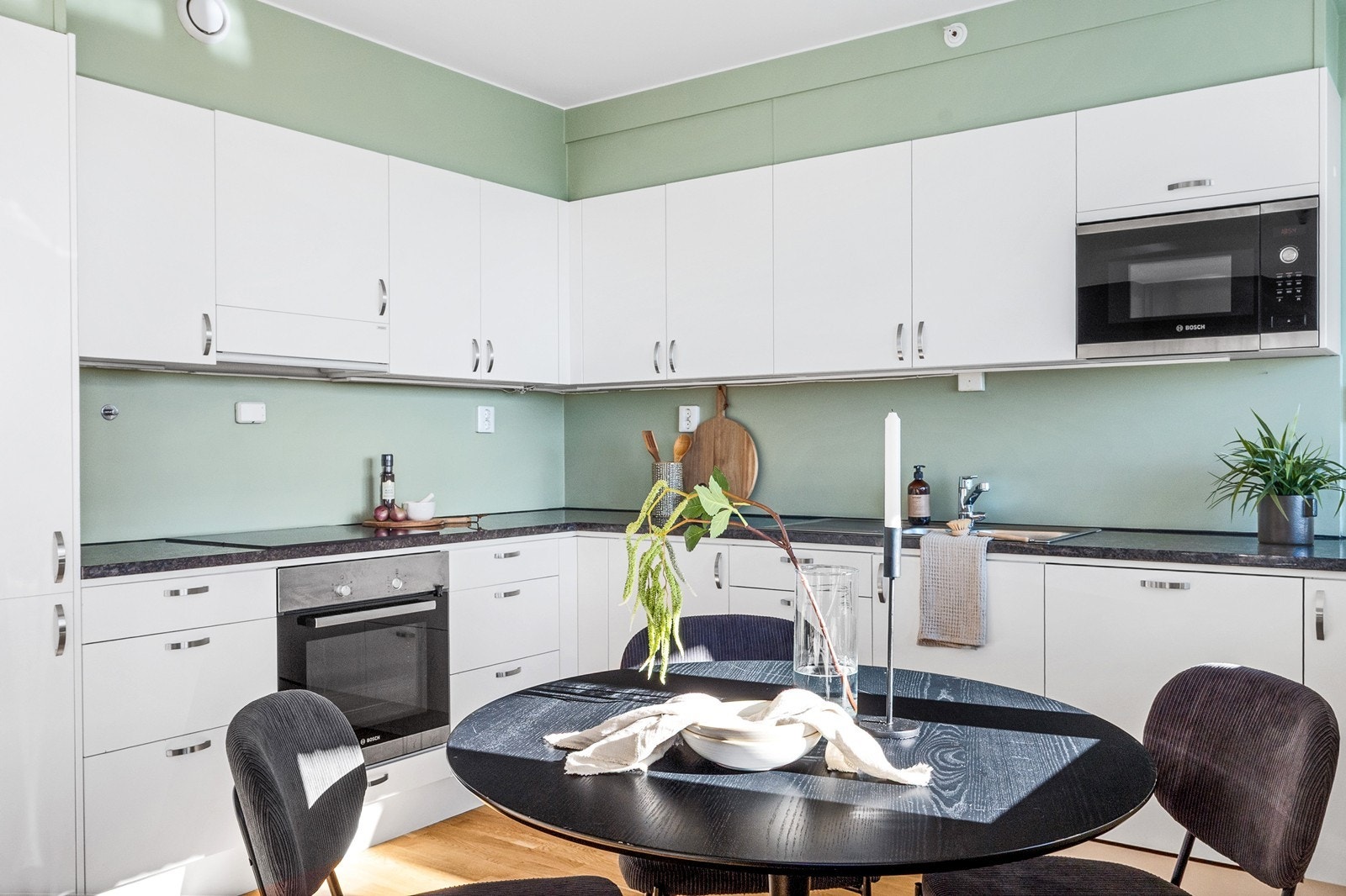 En behagelig grønntone på veggene skaper en luftig og lys atmosfære. Galleribilde