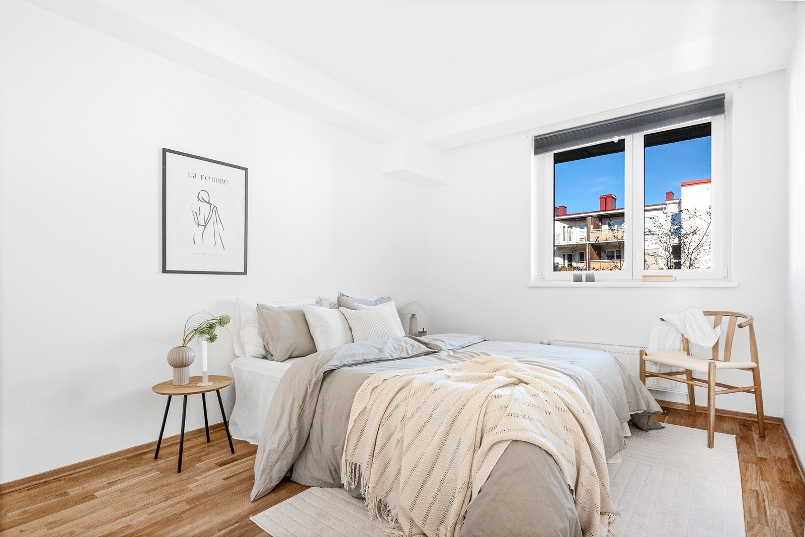 Soverommet er romslig med god plass til dobbeltseng og nattbord. Vindu vender mot fellesarealer i øst. Galleribilde