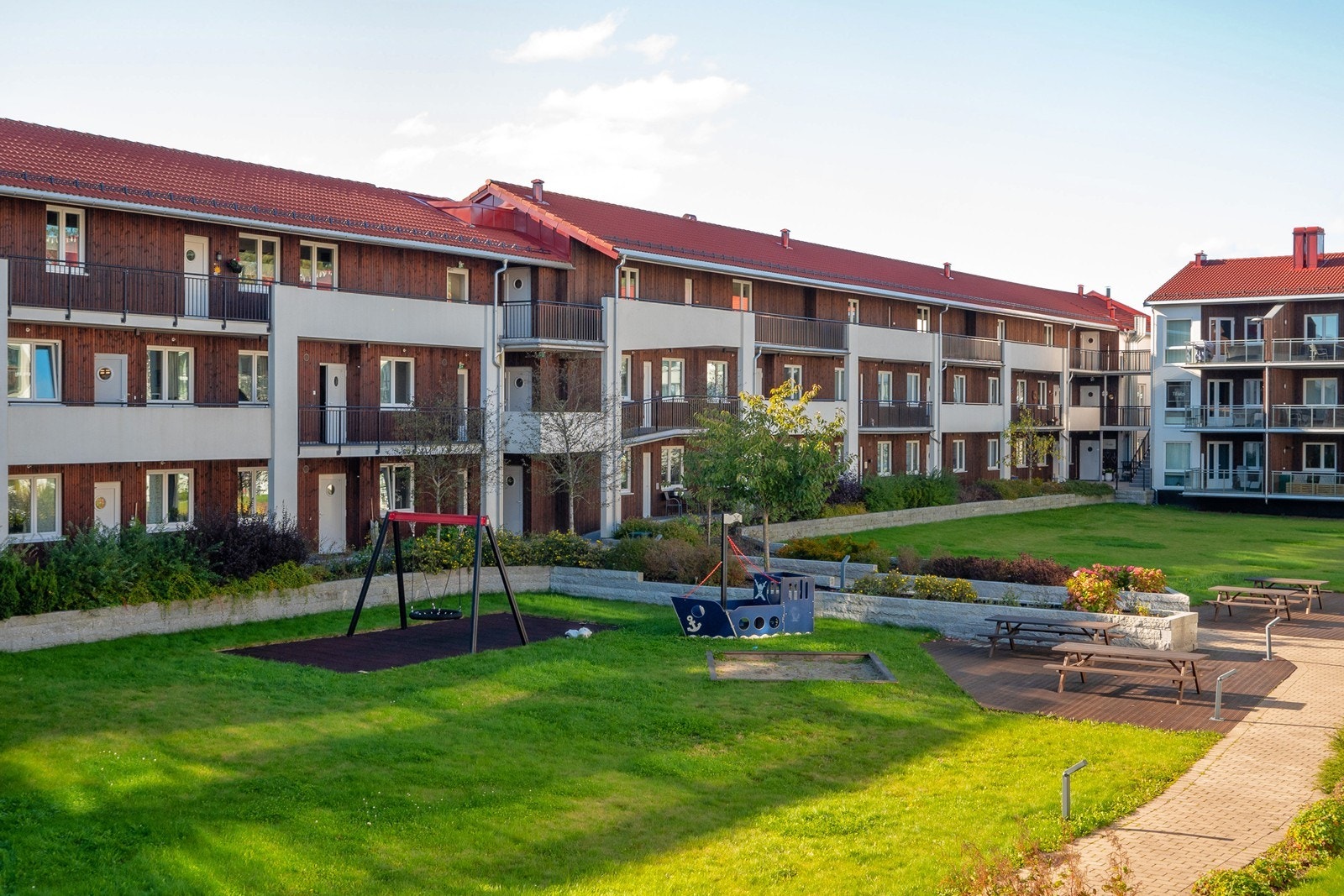 Innbydende fellesområde med velstelte uteområder, lekeplass og sittegrupper som skaper et hyggelig bomiljø. Galleribilde