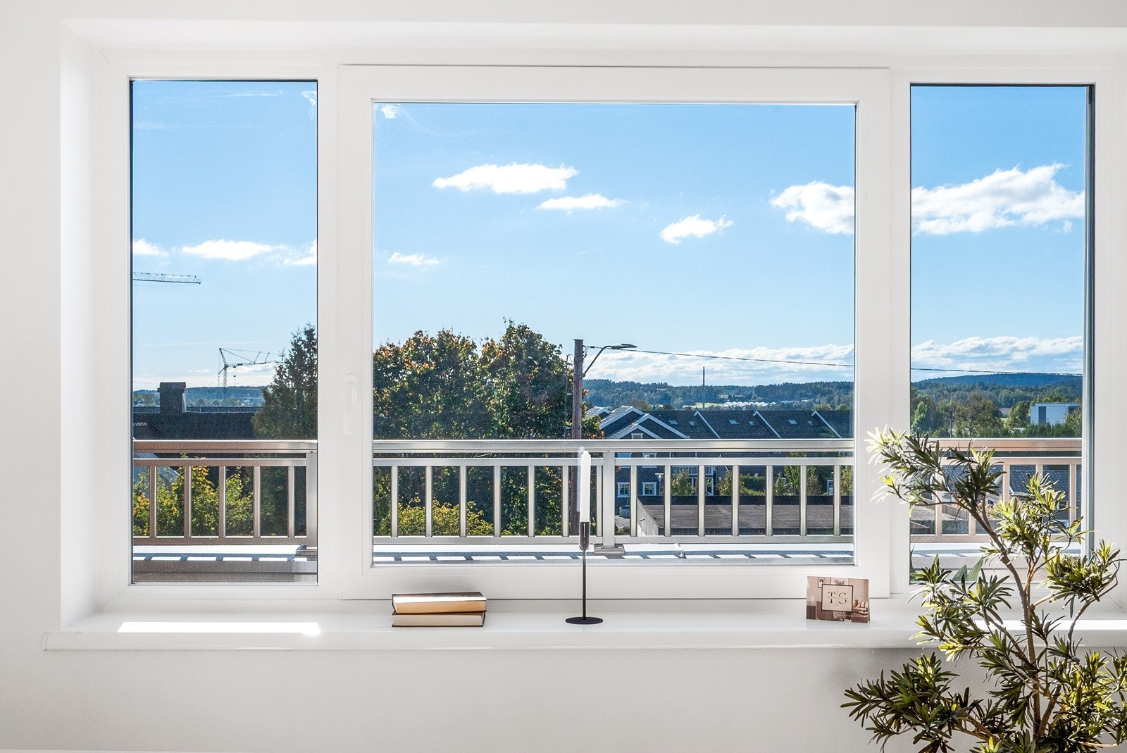 Vinduet har elektriske screens som gir effektiv solskjerming når solen står på. Galleribilde