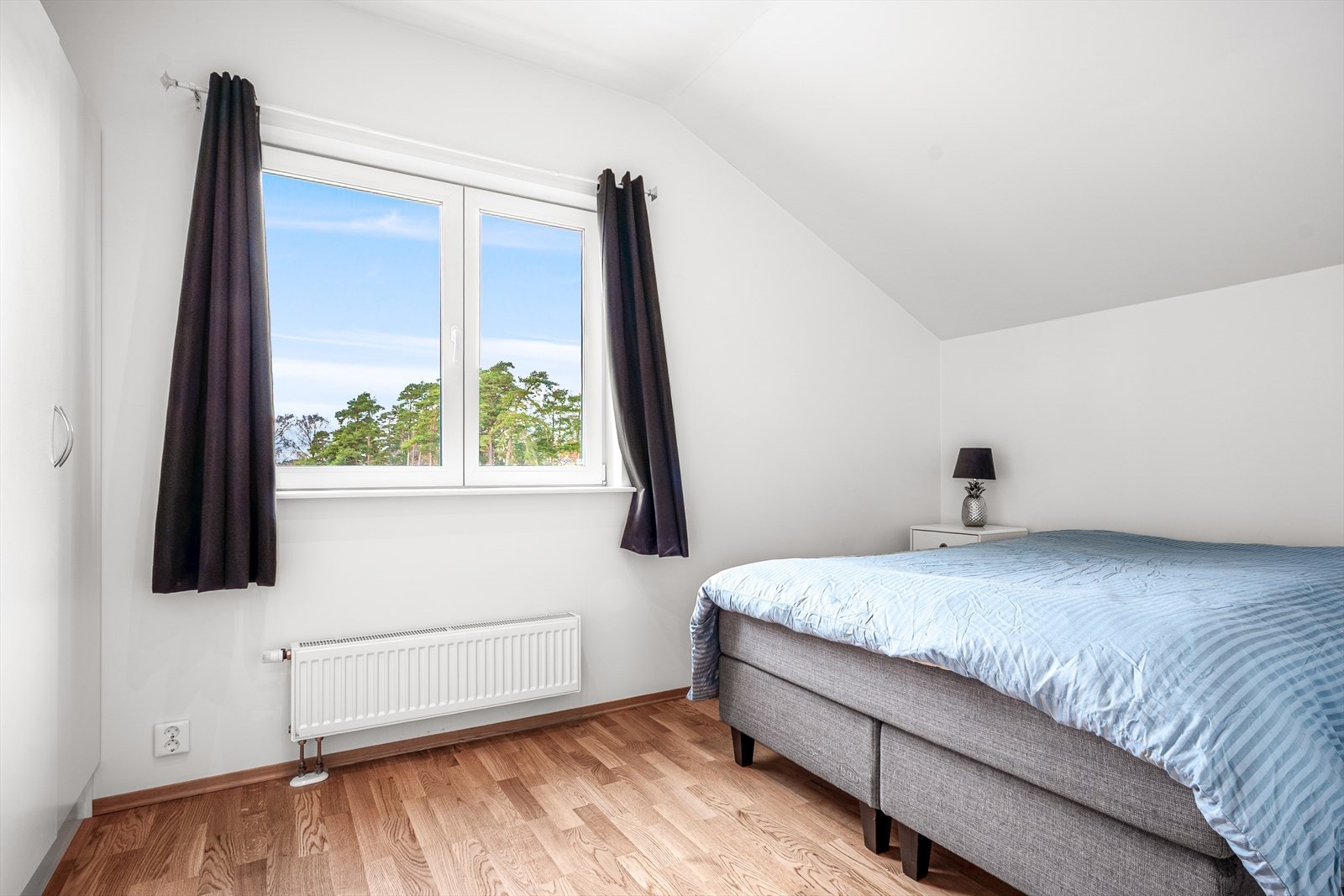 Boligens soverom har god plass til dobbeltseng og nattbord på hver side. Langs veggen er det plass til garderobeskap for enkelt å holde orden på klær og tilbehør. Galleribilde