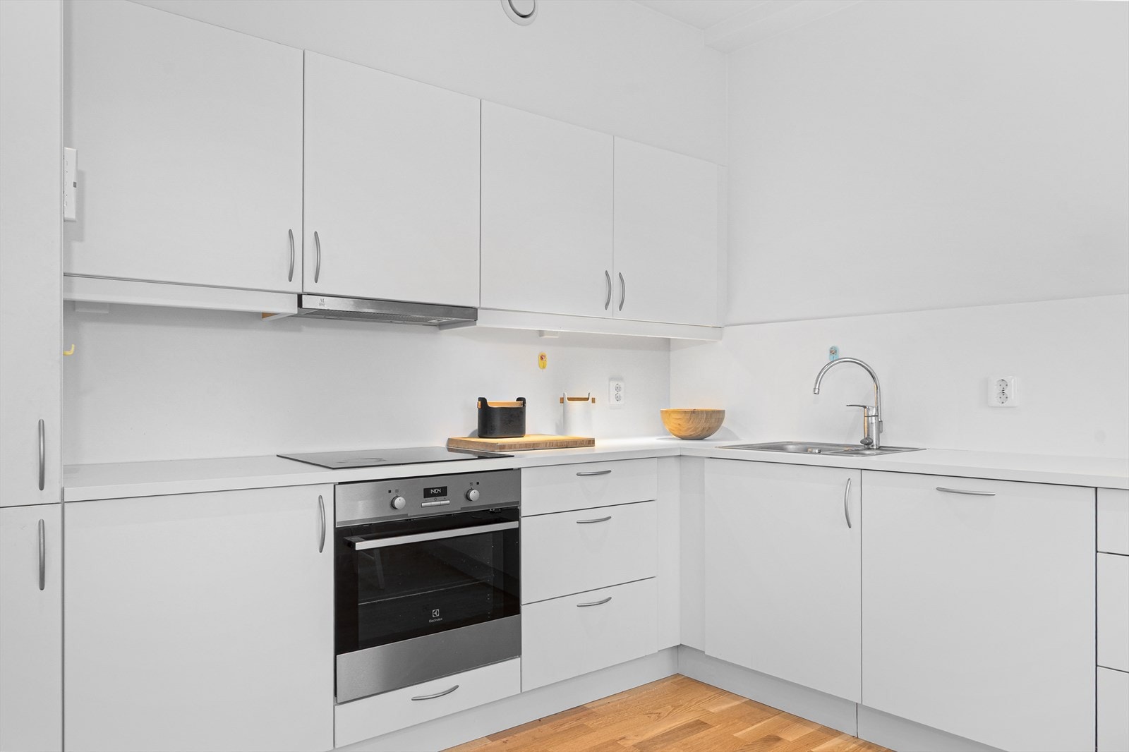 Integrerte hvitevarer består av platetopp, stekeovn, oppvaskmaskin og kombiskap kjøl/frys. Alt du trenger for en effektiv hverdag. Galleribilde