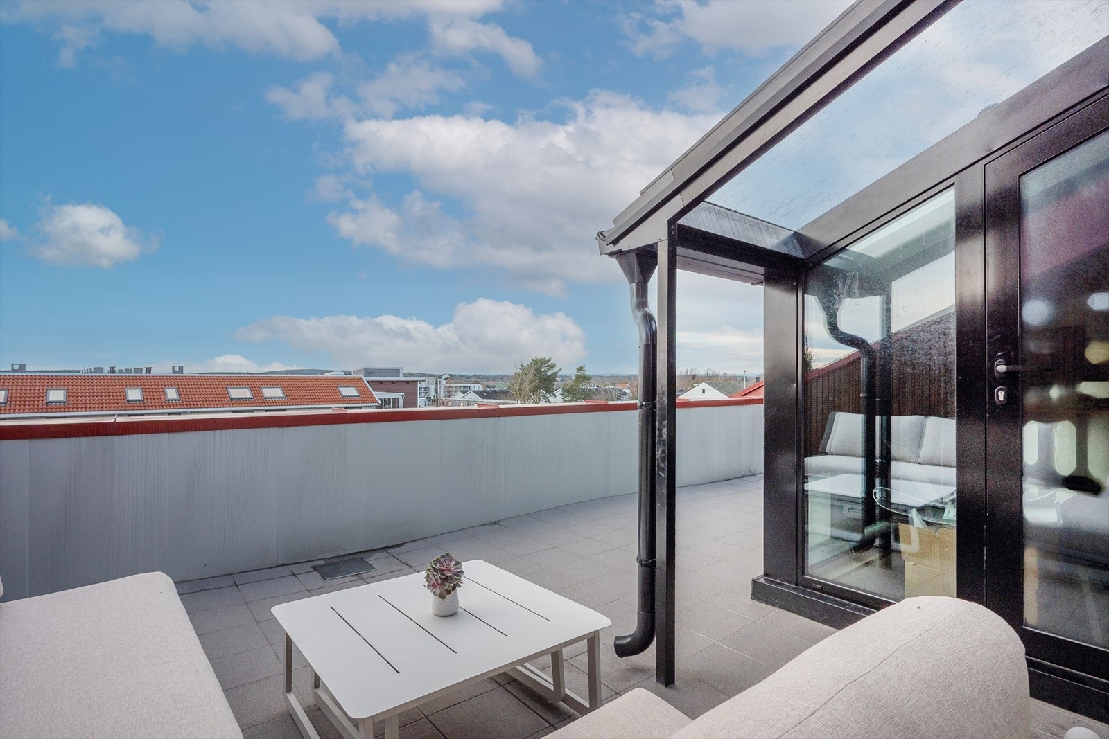 Her kan du nyte solen gjennom dagen, med god plass til både sittegruppe og ønsket beplantning. Galleribilde