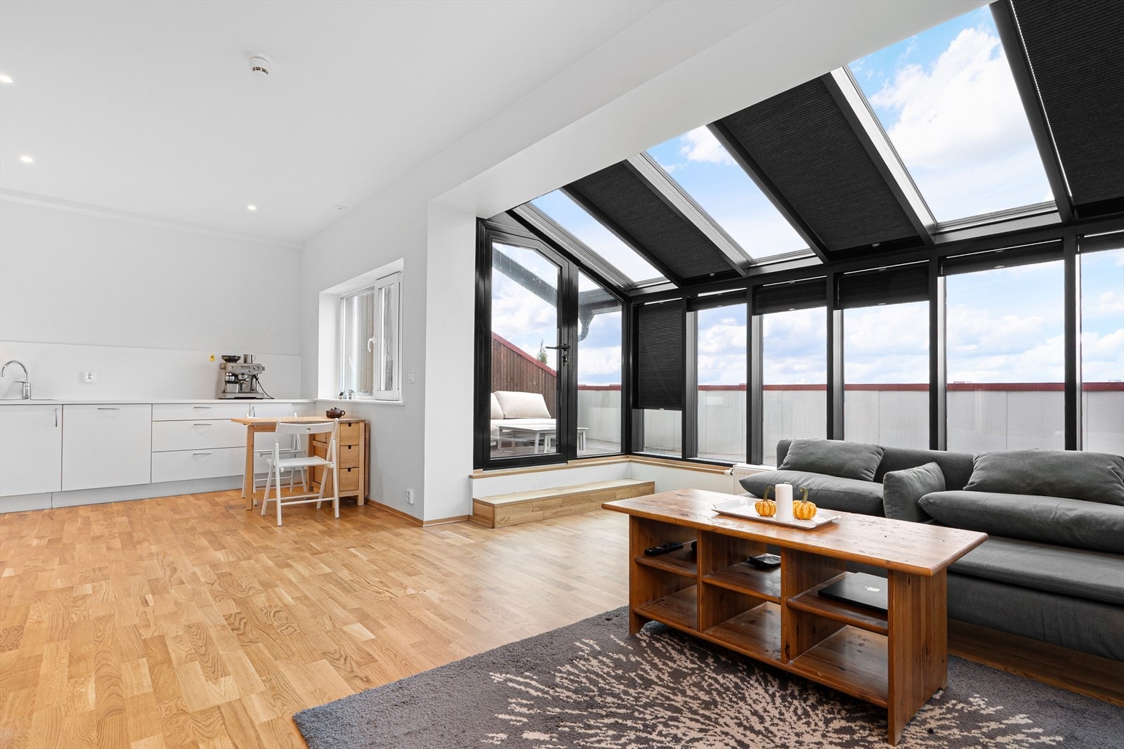 Toppleiligheten byr på god takhøyde, store vindusflater mot sydvest og takvinduer. Galleribilde