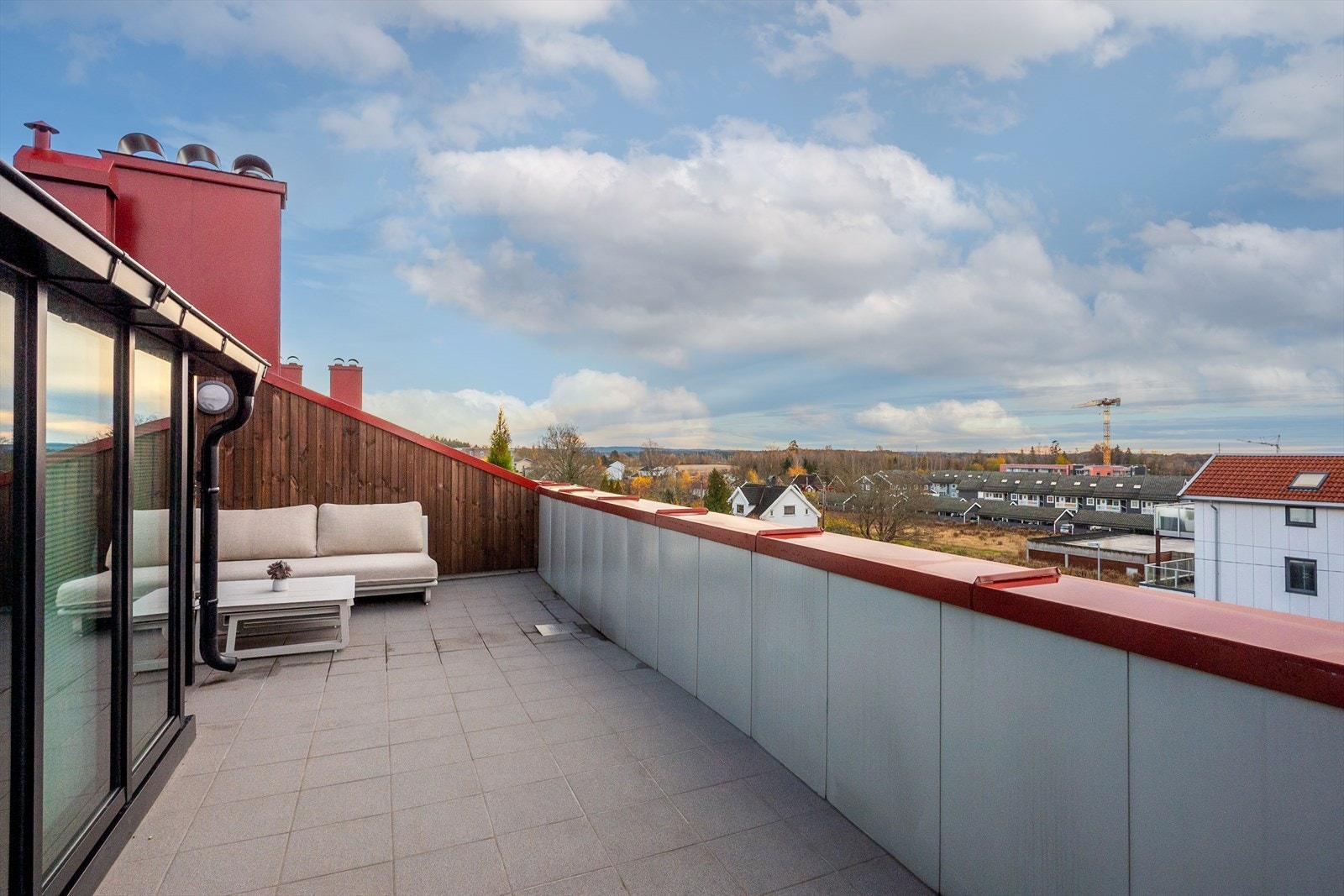 Den flislagte balkongen er på 24 kvm. Galleribilde