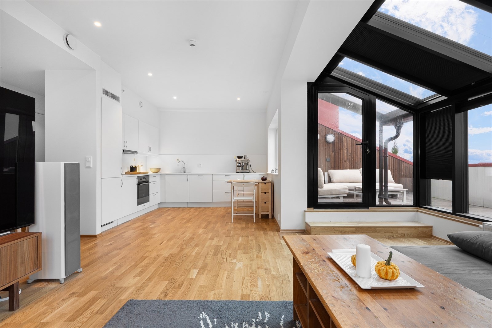 Med 59 velutnyttede kvadratmeter kombinerer leiligheten en åpen romfølelse med en attraktiv beliggenhet som ende- og toppleilighet. Galleribilde