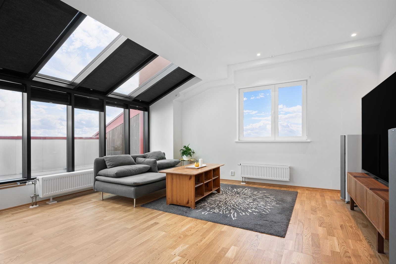 Stuen har god plass til sofagruppe og TV-løsning, og det store glasspartiet gir en sømløs overgang mellom inne- og uterom. Galleribilde