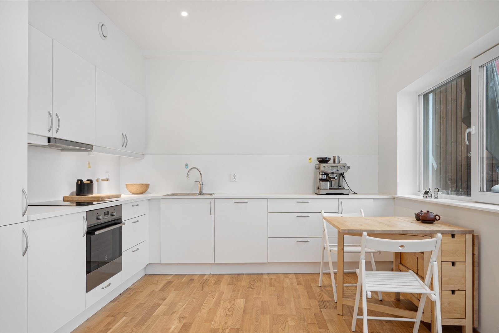 Ved vinduet er det plass til en hyggelig spiseplass. Galleribilde